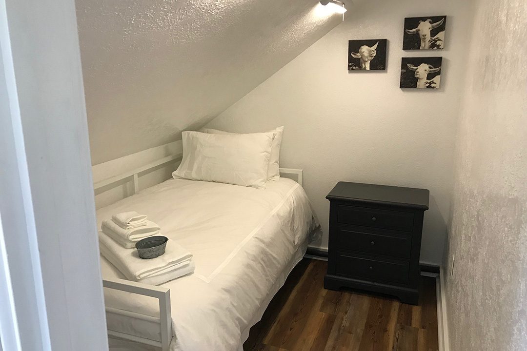 High Point Farm manor twin bed